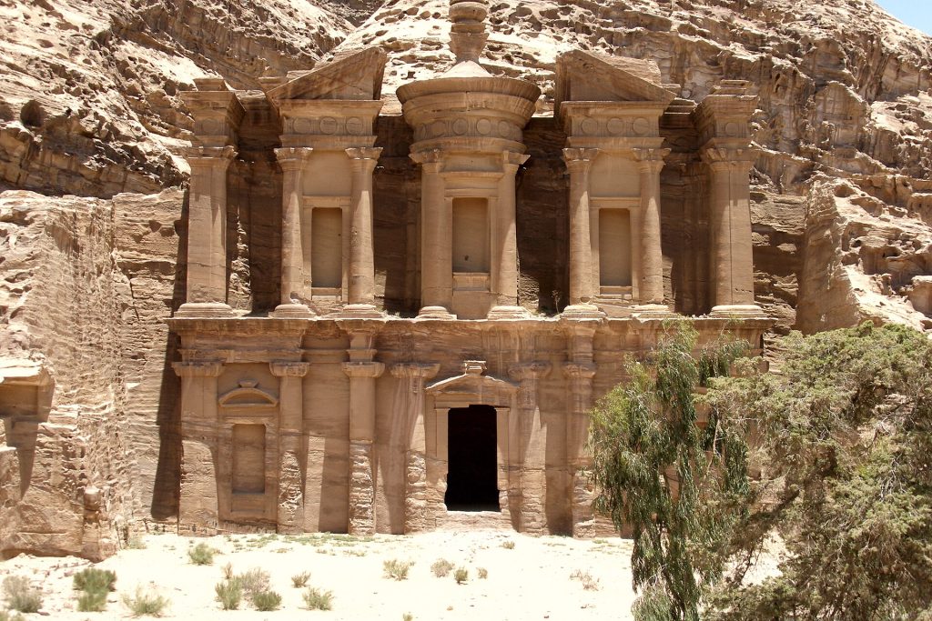 صورة الدير في البتراء