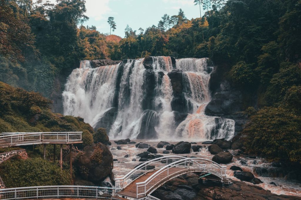 شلال سيبوداس (Curug Cibeureum)